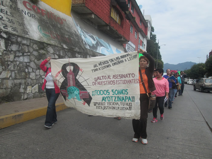 Marchan maestros contra reforma educativa en Huauchinango