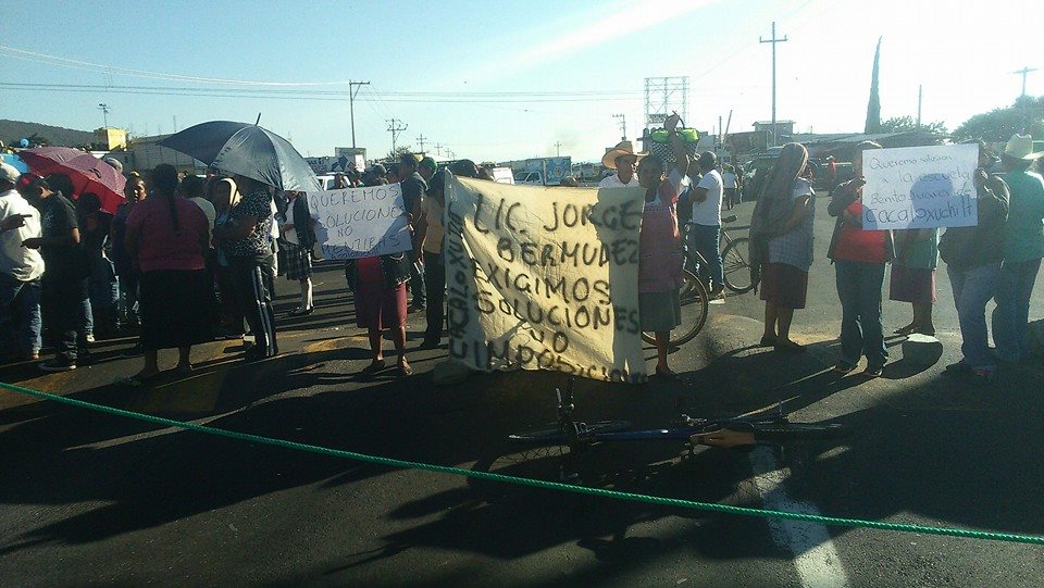 Pobladores de Huaquechula bloquean la Atlixco-Puebla