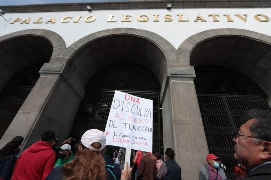 Tlaxcala: 200 maestros reclaman ante el Congreso local jubilación justa, medicamentos y prestaciones