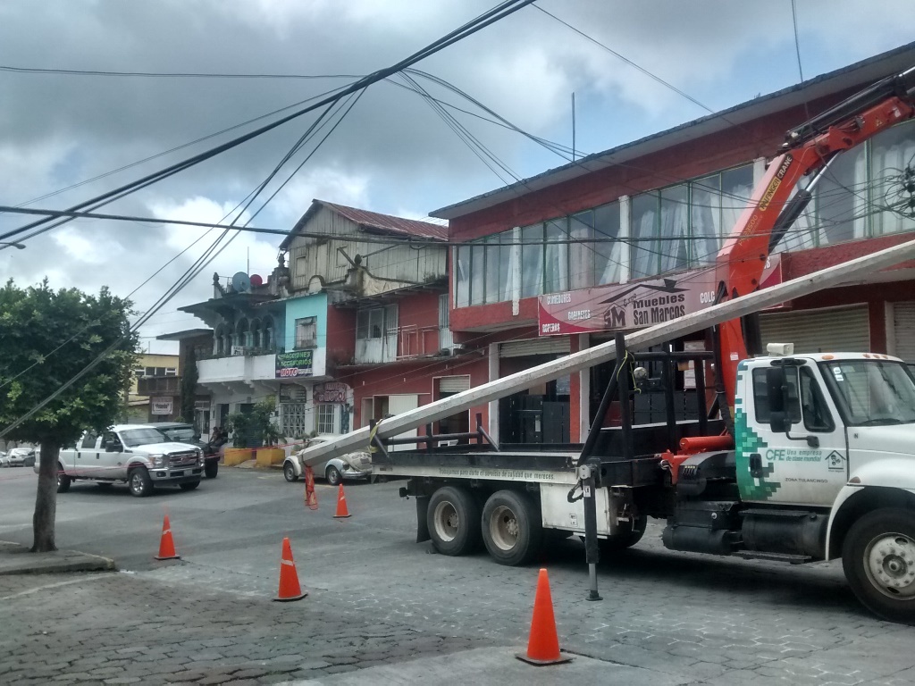 Intenso viento deja sin electricidad a colonia en Huauchinango