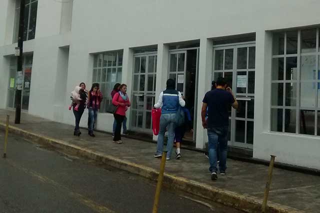 Padres de familia señalan malos manejos financieros en el CEPVC Tehuacán