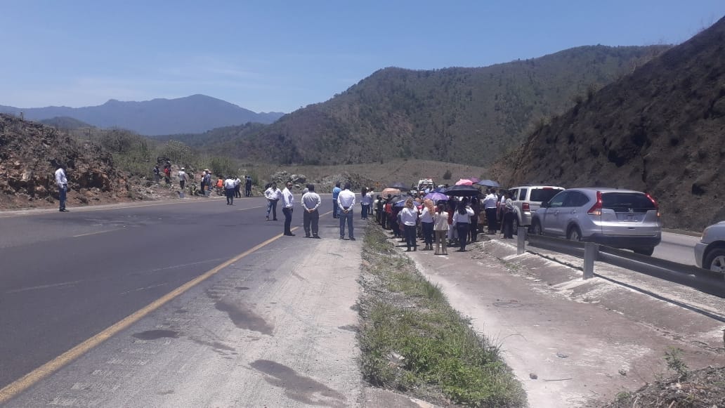 En Maltrata, familiares de peregrinos accidentados colocan cruces