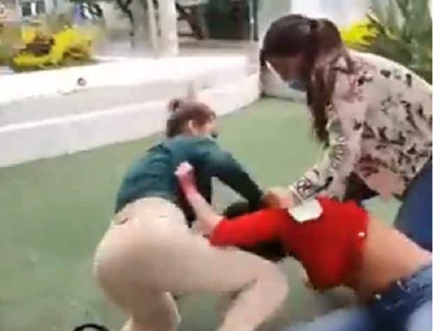 Mamá de junior agresor también es captada en VIDEO en plena pelea