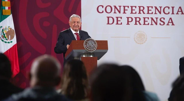 Telón de fondo en el Salón Tesorería; los paleros del presidente