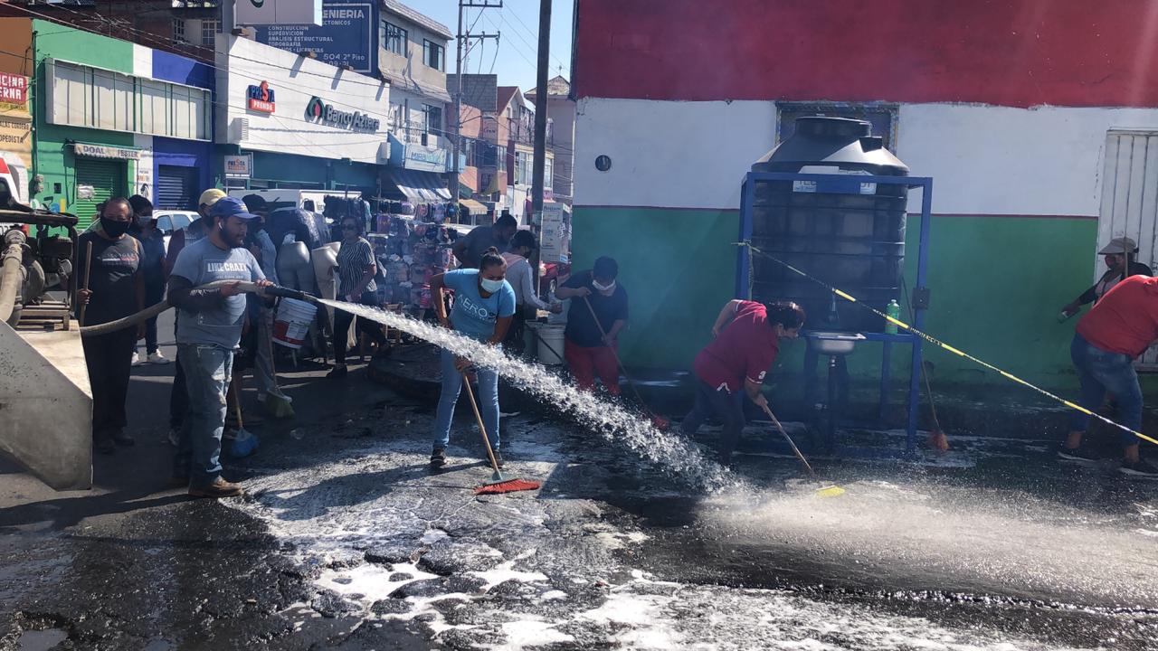 A manguerazo limpio comerciantes de Atlixco evitan el covid19