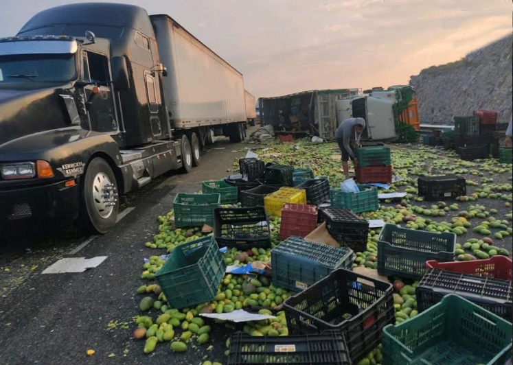 Volcadura de camión cargado con mangos bloquea la Puebla-Orizaba 