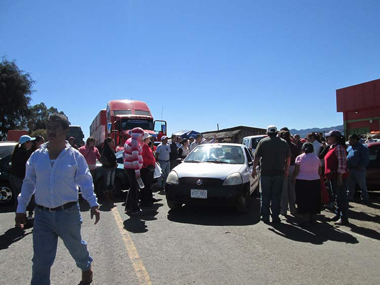 Manifestación hidalguense afecta circulación en Puebla