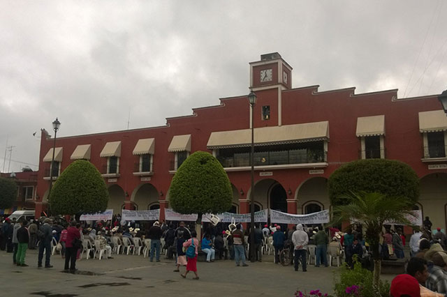 Con plantón, exigen seguridad y recursos a alcalde de Xicotepec