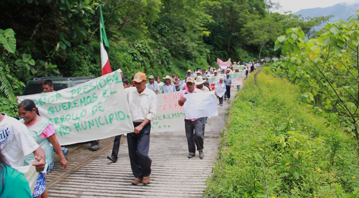 Marchan a favor de proyecto hidroeléctrico en San Felipe Tepatlán