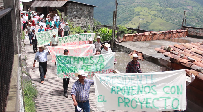 Marchan a favor de proyecto hidroeléctrico en San Felipe Tepatlán
