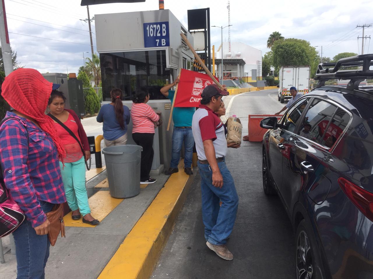 Toman casetas de Tehuacán para exigir apoyos al campo