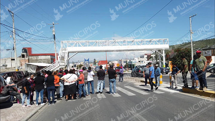 Toman pobladores la Federal Puebla - Tehuacán en Tecamachalco