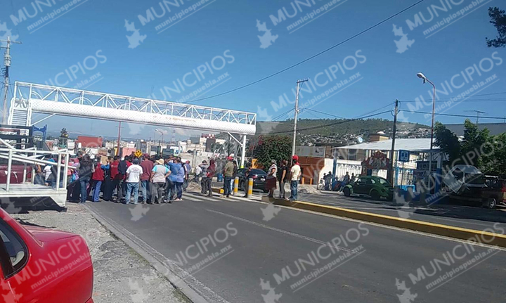 Toman pobladores la Federal Puebla - Tehuacán en Tecamachalco