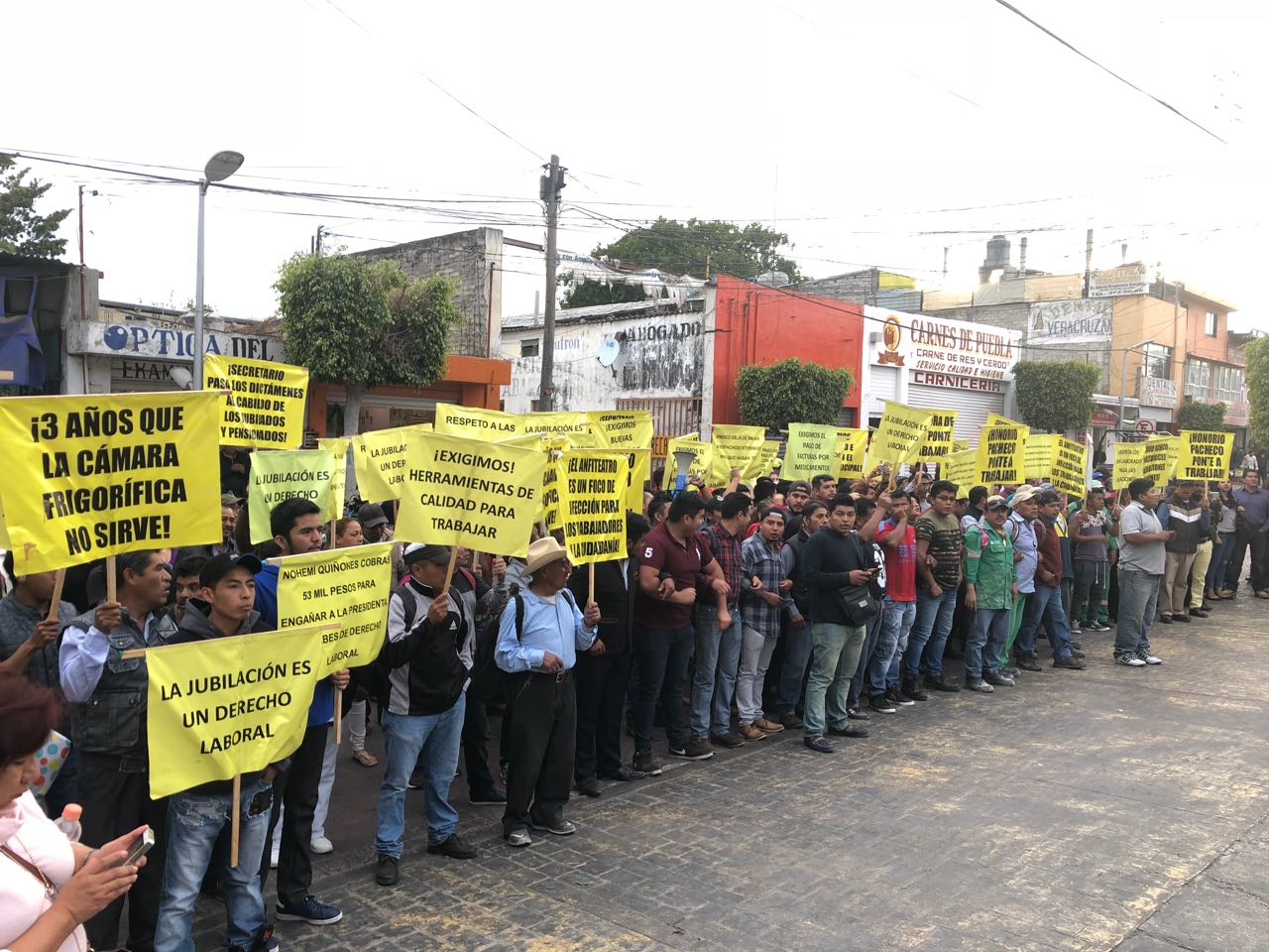 Les retienen salarios y protestan en casa de edila de Tehuacán