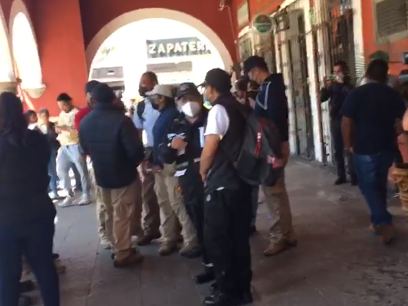 VIDEO Inconformes con recorte salarial cierran palacio de San Pedro Cholula