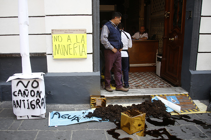 Ejidatarios protestan contra Granjas Carrol y lanzan estiércol al Congreso