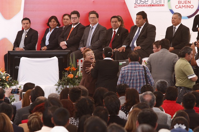 Mujer protesta en informe de José Juan y la sacan a la fuerza