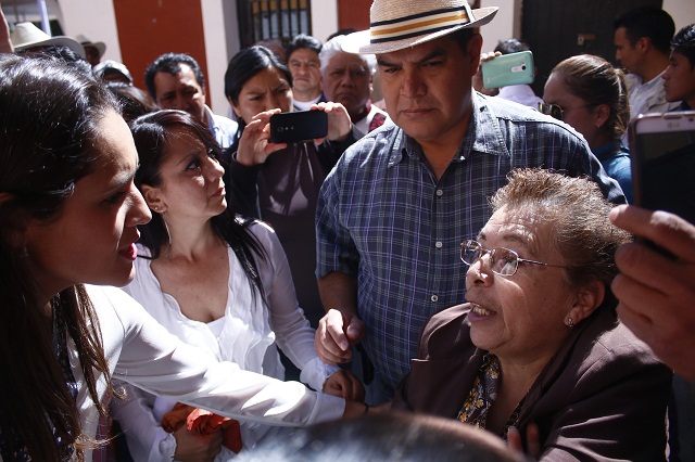 Mujer protesta en informe de José Juan y la sacan a la fuerza