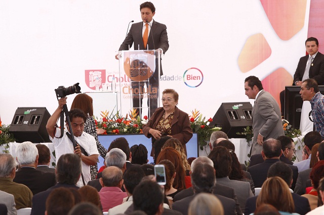 Mujer protesta en informe de José Juan y la sacan a la fuerza