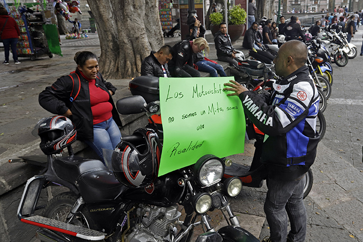 Motociclistas acusan falta de apoyo para estacionamiento en el centro