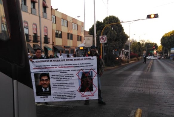 Trabajadores del ayuntamiento de Puebla bloquean 11 sur-norte