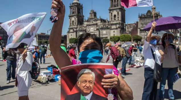 Marchistas con AMLO… Marchantes, quienes encabezaron la marcha del INE