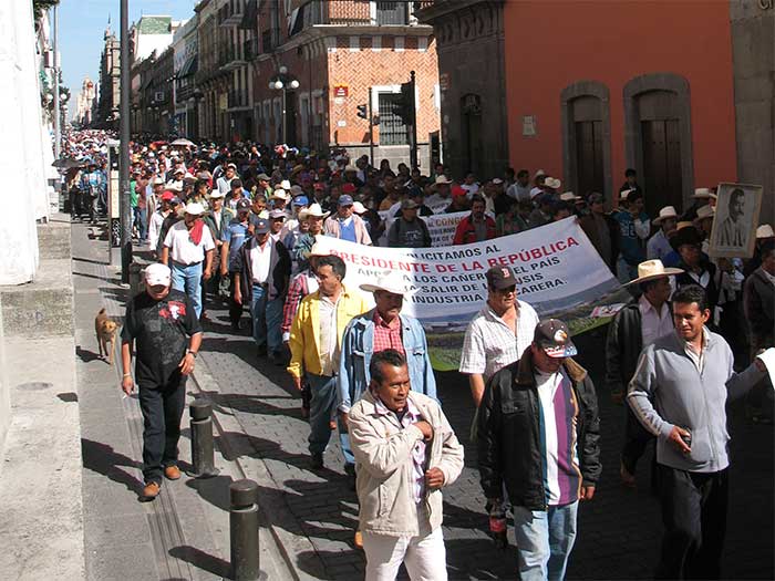 Marchan cañeros en la ciudad de Puebla; piden subsidio estatal