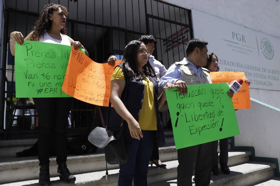 Protestan periodistas en instalaciones de PGR en Tehuacán