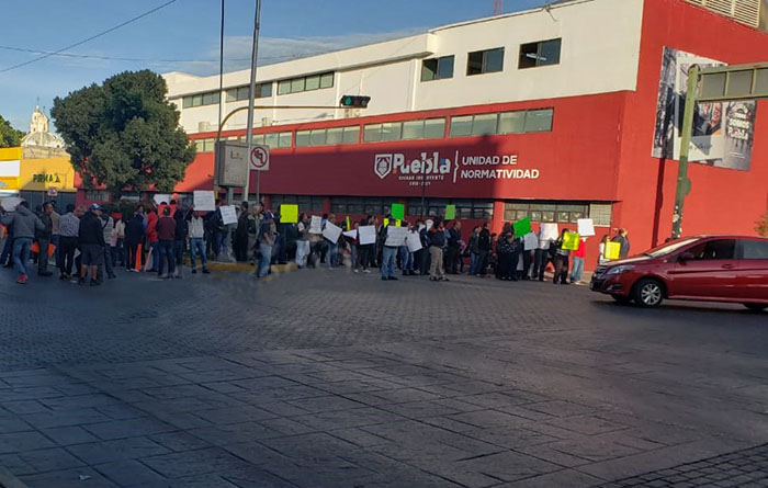 Trabajadores del Ayuntamiento de Puebla bloquean la 11 norte