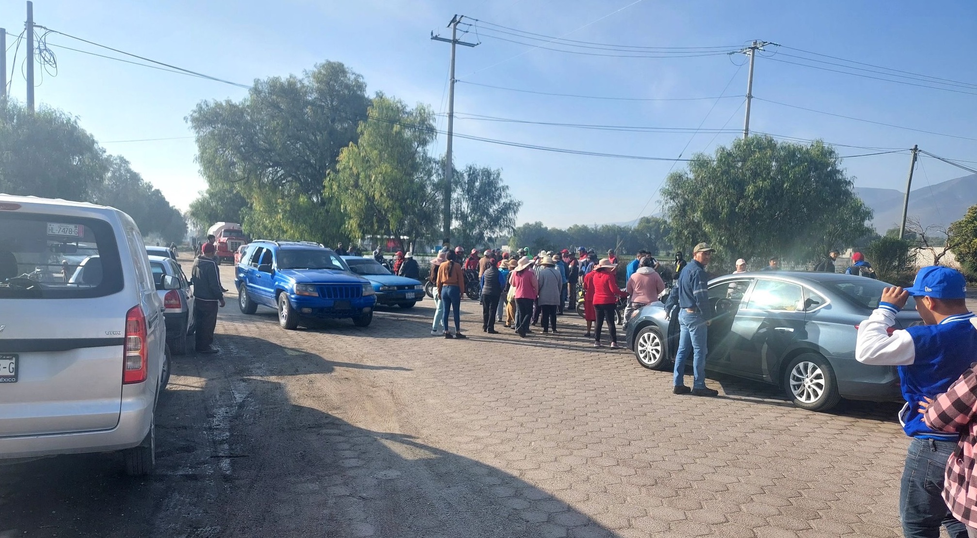 Pobladores de Palmar de Bravo bloquean acceso a cementera Cruz Azul