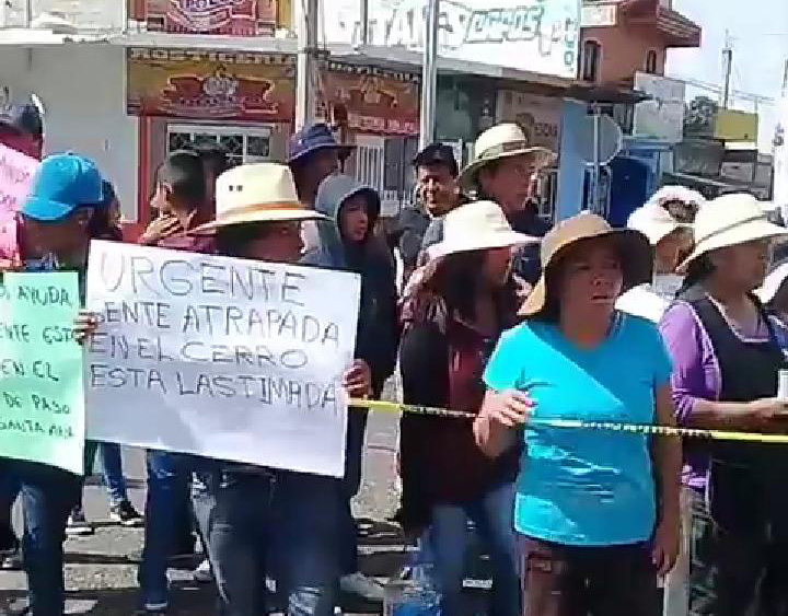 Pobladores bloquean carretera El Seco-Perote; exigen apoyo para sofocar incendio