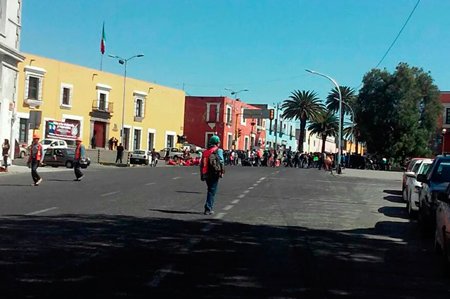 Protestan contra edil de Ocoyucan y ocasionan caos vial
