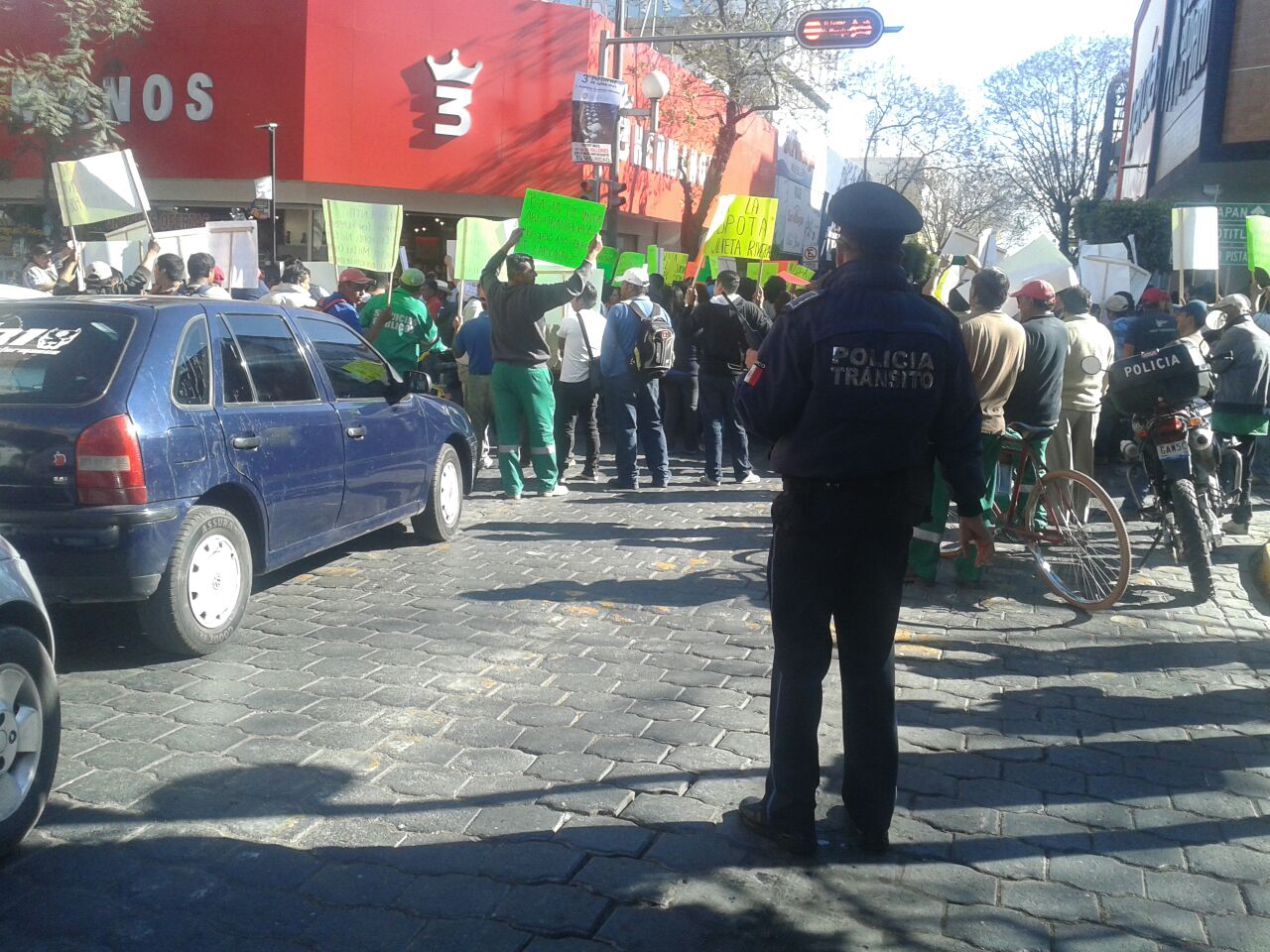 Sindicalizados protestan para pedir destitución de funcionarios en Tehuacán