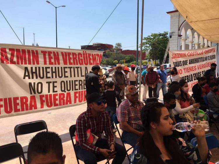 Habitantes de Ahuehuetitla se manifiestan en evento del diputado Ignacio Mier