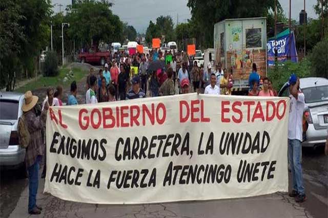 Cierran carretera para exigir su reconstrucción en Izúcar de Matamoros