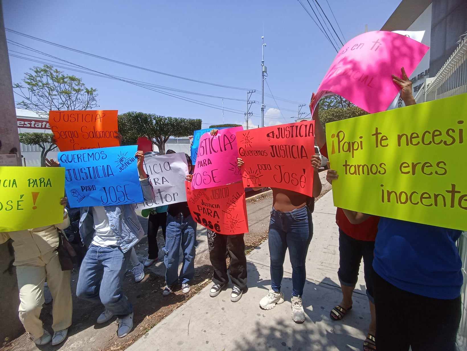 Familias de jóvenes detenidos por secuestro exigen su liberación en Tehuacán