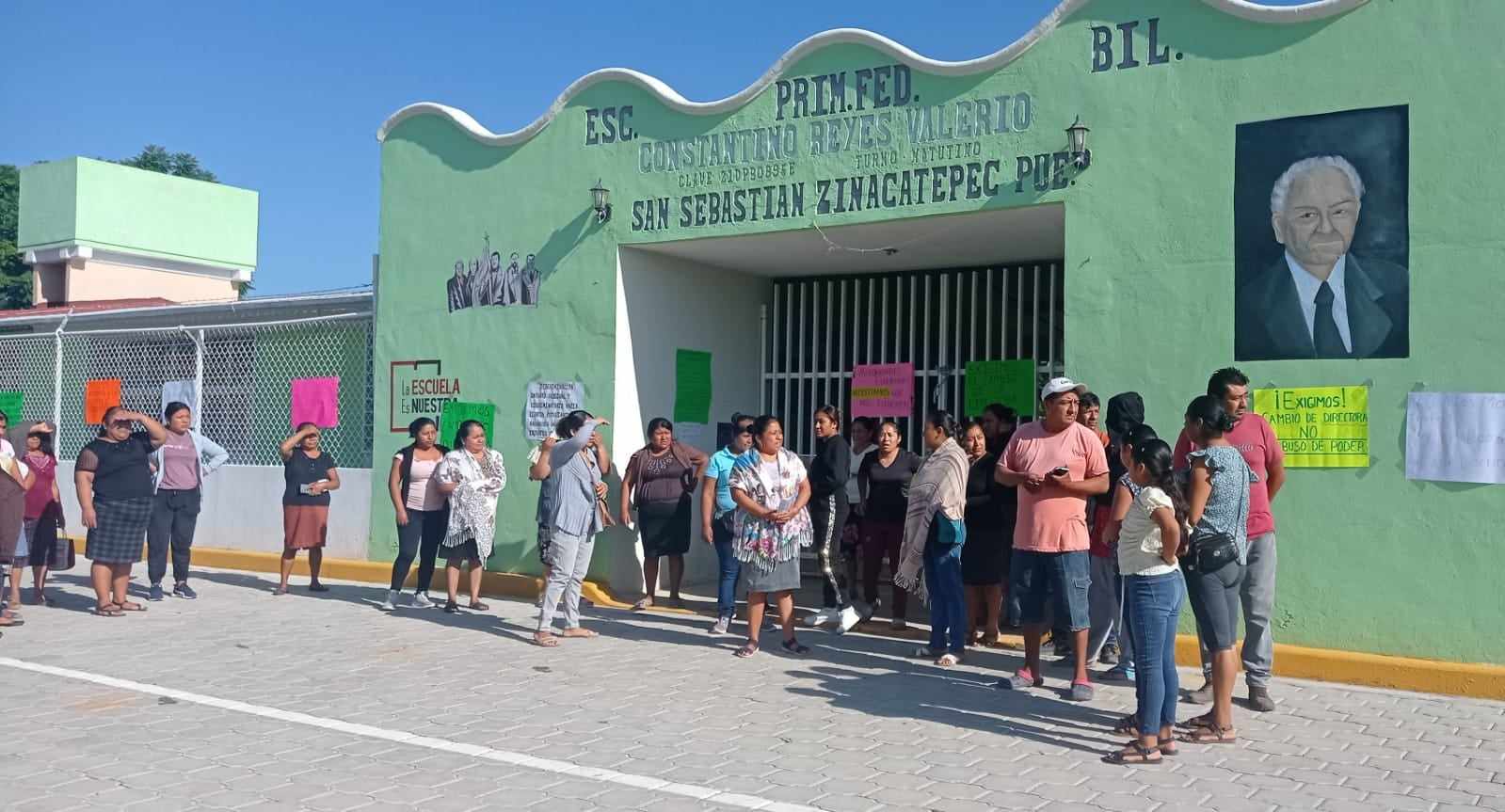 Piden destituir a directora de primaria de Zinacatepec por maltrato a alumnos