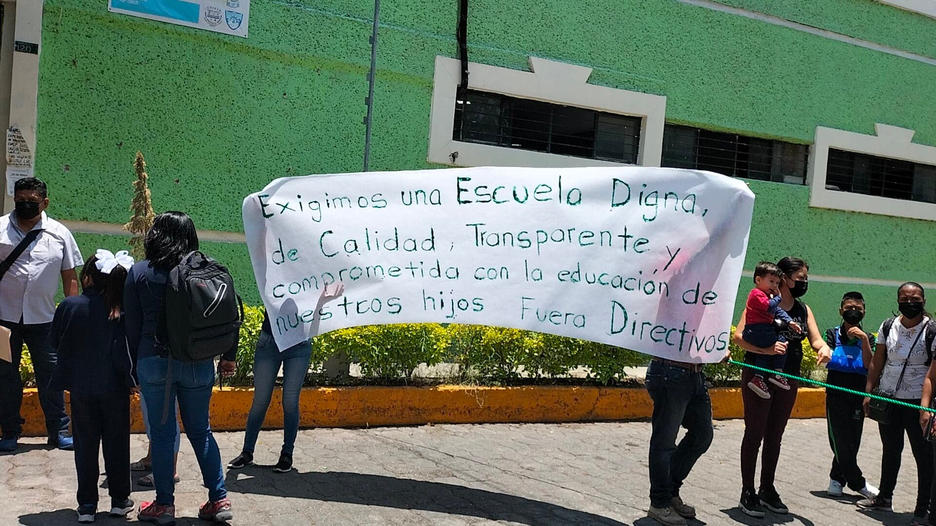 Protestan padres de la escuela Porfirio O. Morales por irregularidades