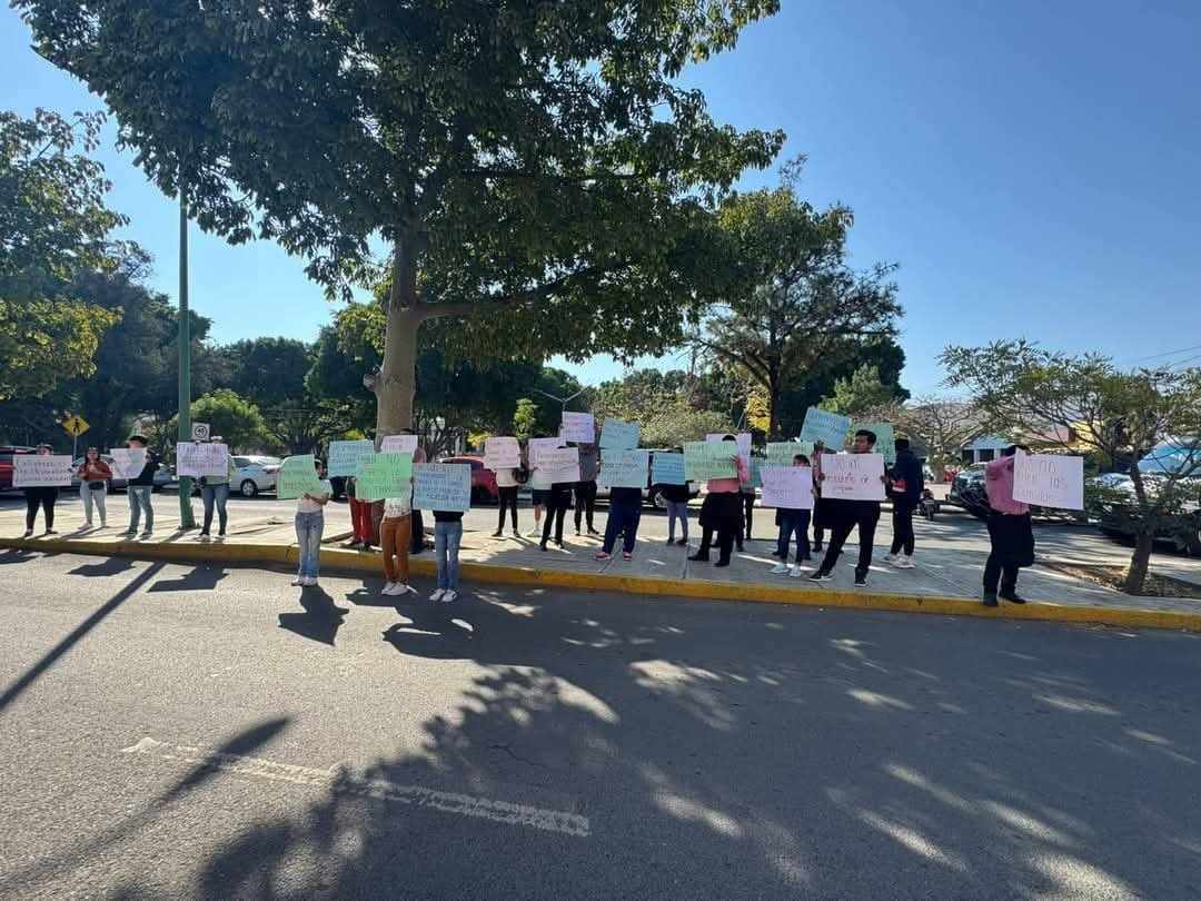 Meseros de restaurante en Tehuacán se manifiestan por bajos salarios y falta de prestaciones