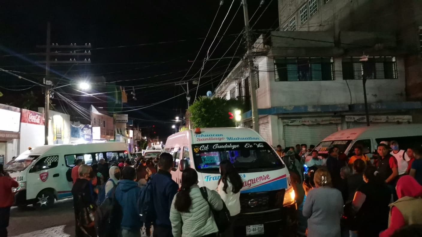 Transportistas de Miahuatlán bloquean vialidades de Tehuacán por infracciones