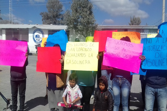 Se manifiestan contra gasolinera en Tehuacán y alcaldesa los ignora