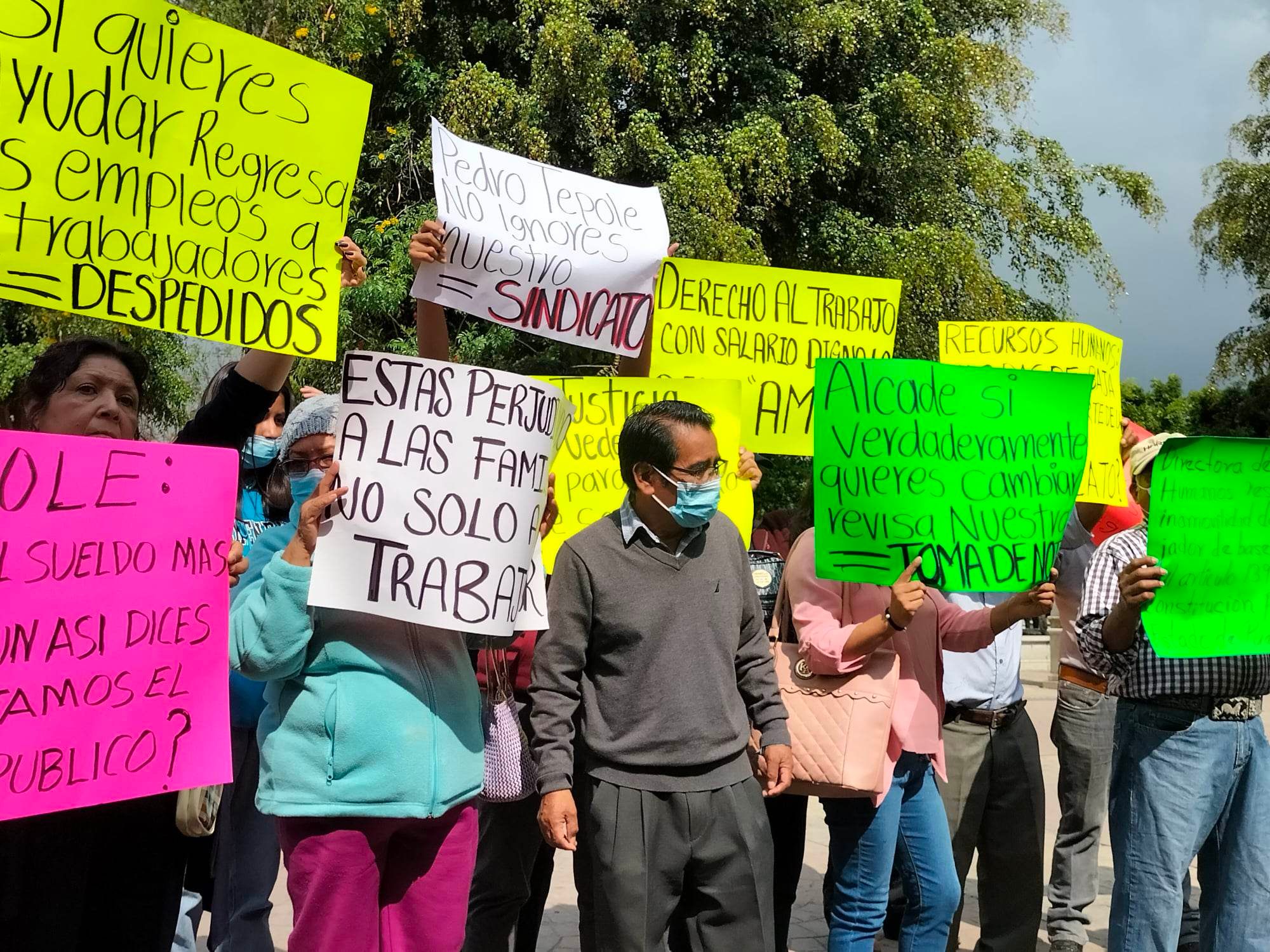 Protestan integrantes de nuevo sindicato de burócratas en Tehuacán ante despidos 