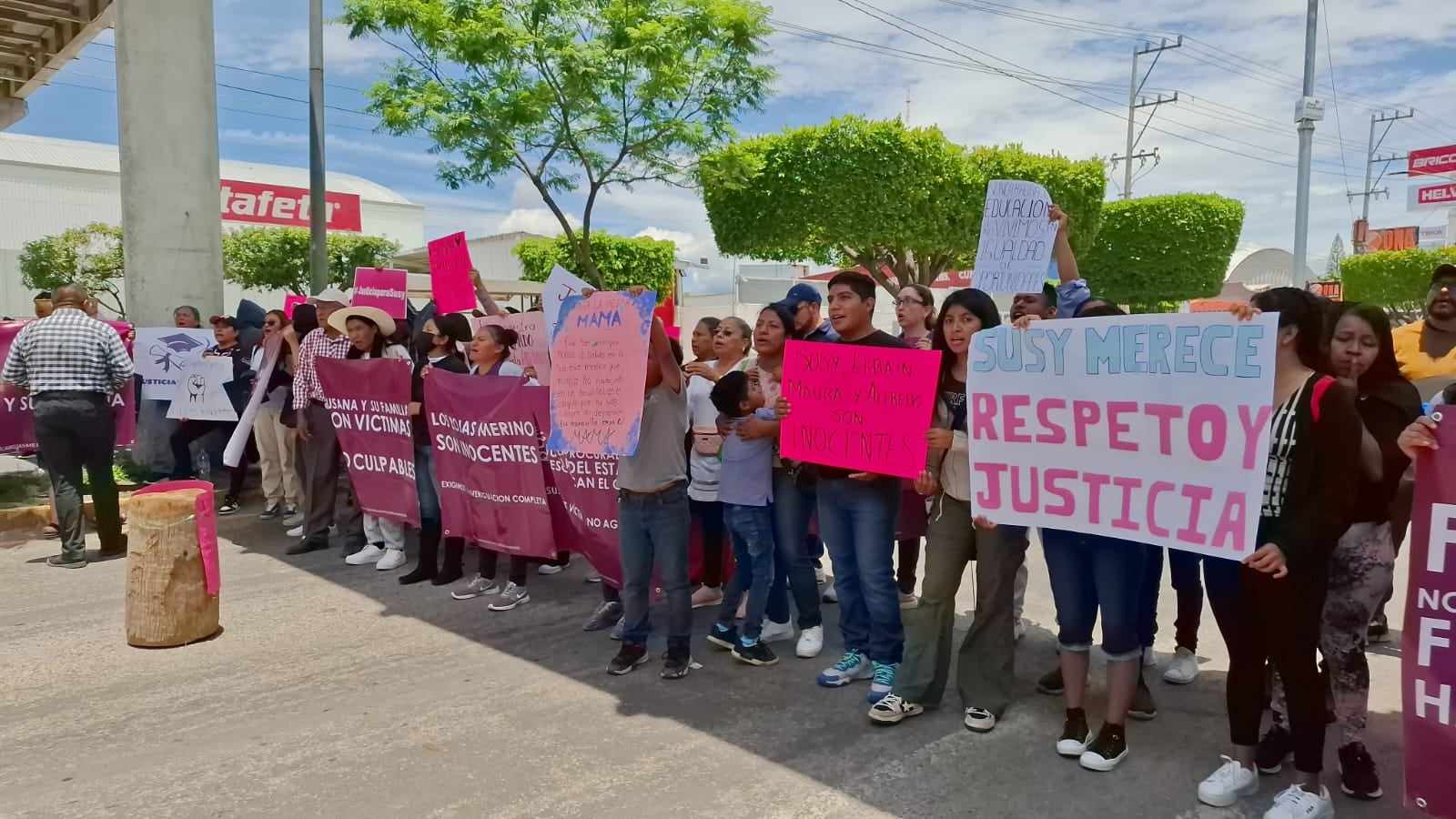 Bloquean calzada Adolfo López Mateos en Tehuacán para exigir justicia para Susana