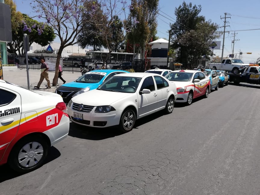 Denuncian taxistas de Tehuacán costos de empresas de grúas