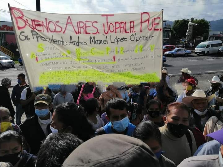 VIDEO Así irrumpen manifestantes en evento de AMLO en Huauchinango