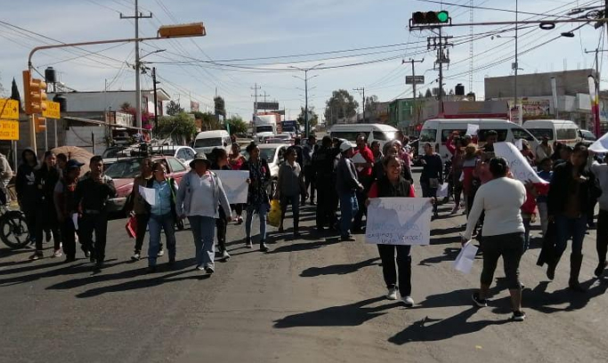 Tras robo a escuela cierran carretera Texmelucan-Tlaxcala
