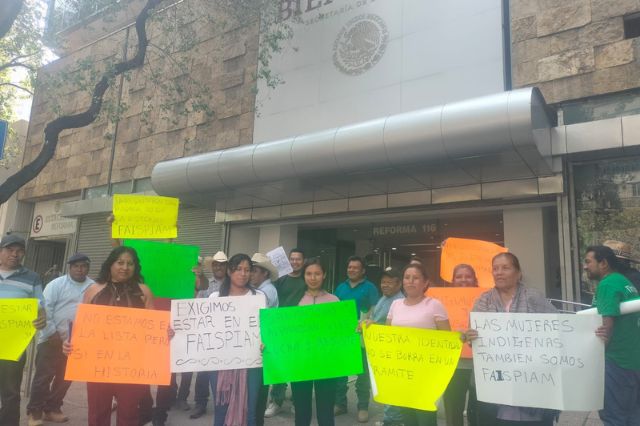 Habitantes de Alpanocan, Tochimilco, protestan en CDMX por exclusión de apoyo federal