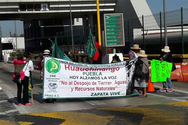 Manifestantes contra el gasolinazo toman caseta de Texmelucan