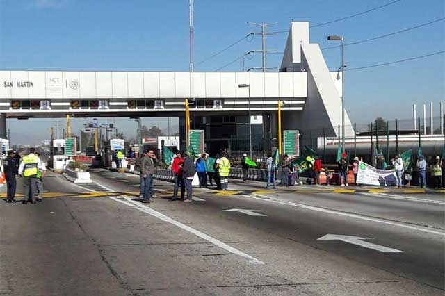 Manifestantes contra el gasolinazo toman caseta de Texmelucan