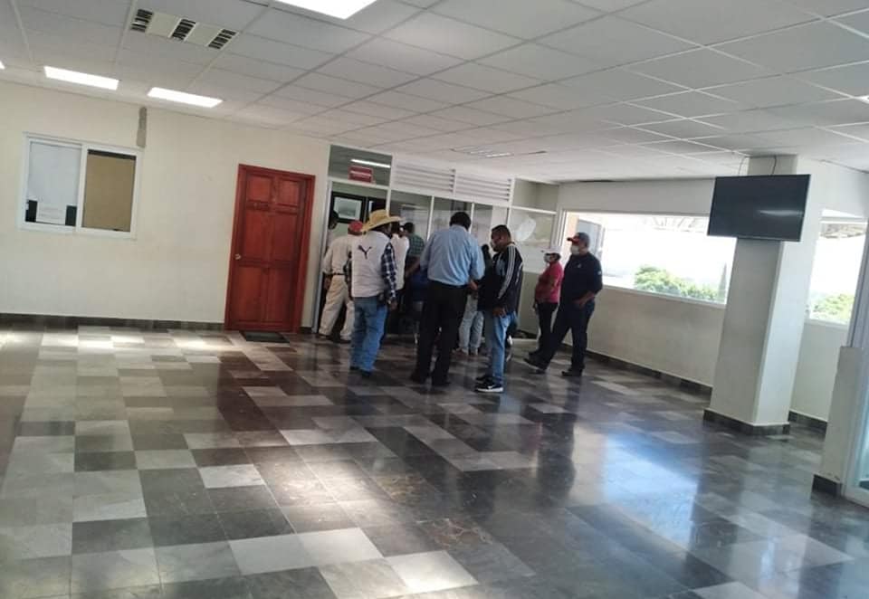 Pobladores se manifiestan en el palacio municipal de Tlacotepec